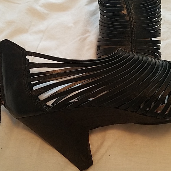 Levity Block Heeled Sandals 🖤 - Picture 2 of 4